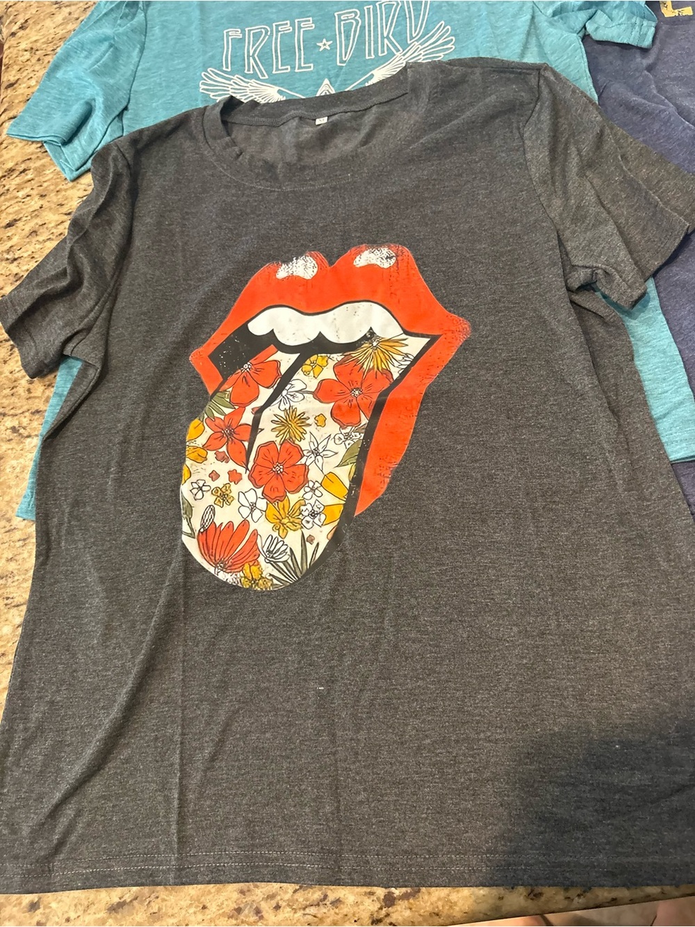 Set of 4 women’s graphic tees - Picture 6 of 16